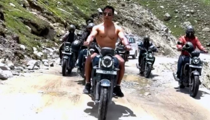 Video: बुरे फंसे सोनू सूद! बिना हेलमेट-शर्ट बाइक चलाने पर मचा बवाल, अब होगी कार्रवाई