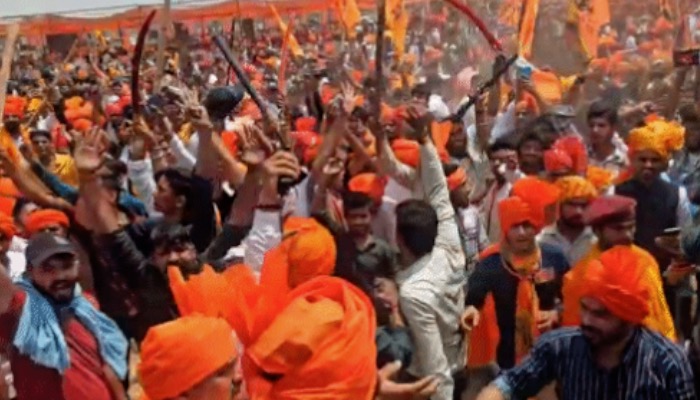 राणा सांगा पर बयान देना लालजी सुमन को पड़ा भारी, आगरा में करणी सेना ने की घेराबंदी, पुलिस के सामने डटे एक लाख लोग!
