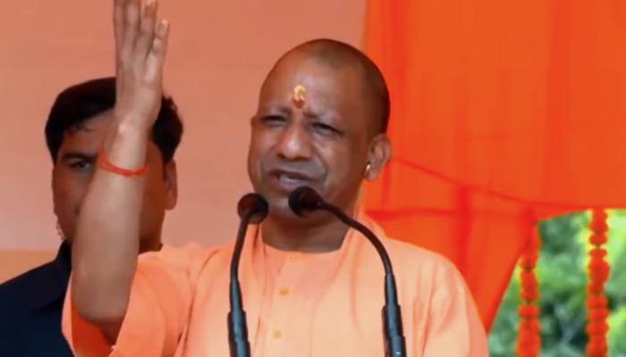 मंच पर योगी आदित्यनाथ का फूटा गुस्सा, कट्टरपंथियों की धज्जियां उड़ाईं, मौलानाओं में मचा हड़कंप