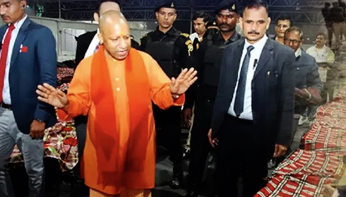 सीएम योगी सड़क पर उतरकर लिया महाकुंभ में जायजा, जनता ने बताया सच