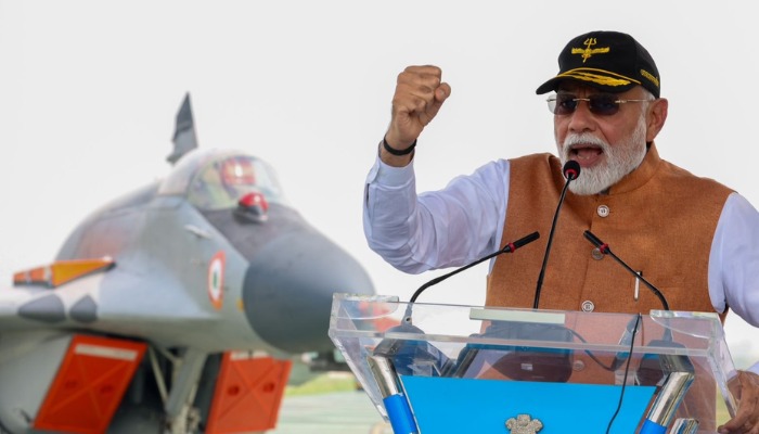 'हम घर में घुसकर मारेंगे...', आदमपुर एयरबेस से PM मोदी की दहाड़, कहा- भारतीय सेना न्यूक्लियर धमकी की हवा निकाल देती है