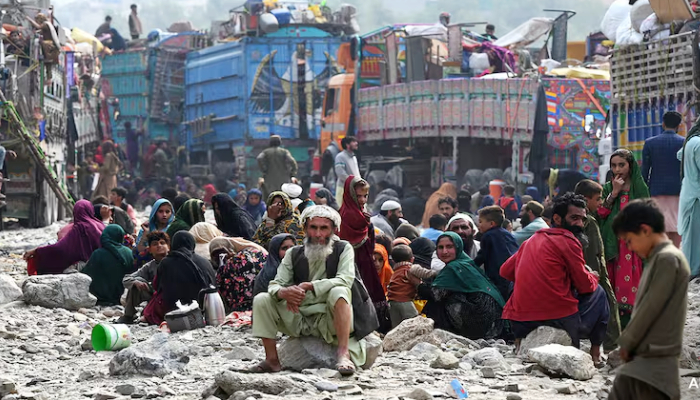 अफगानियों पर पाकिस्तान में एक्शन, वापस भेजने की तैयारी तेज़, कई को पकड़कर शिविरों में भेजा