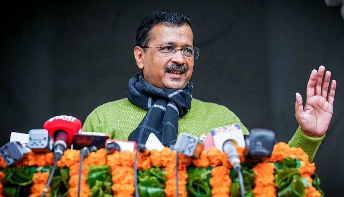 दिल्ली में 'आप' की डॉक्यूमेंट्री पर तेज़ हुई सियासत, केजरीवाल ने कहा डर गई बीजेपी