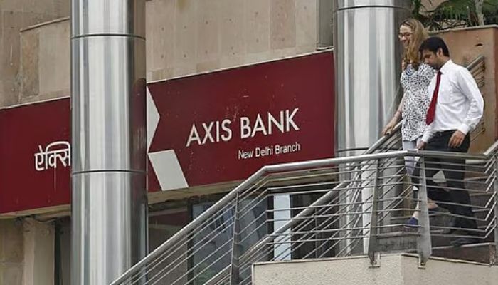 Axis Bank की छंटनी पर मचा हड़कंप, सैकड़ों सीनियर स्टाफ की छुट्टी तय!