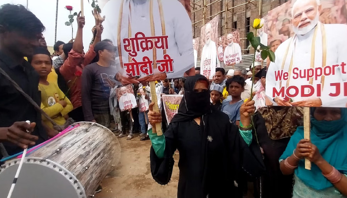 भोपाल में वक्फ बिल के समर्थन में सड़क पर उतरीं मुस्लिम महिलाएं, 'शुक्रिया मोदी जी' के पोस्टर लहराए