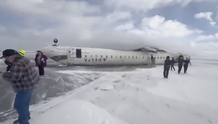 कनाडा के टोरंटो में लैडिंग के दौरान पलटकर उल्टा हो गया विमान ,सभी 80 यात्री सुरक्षित