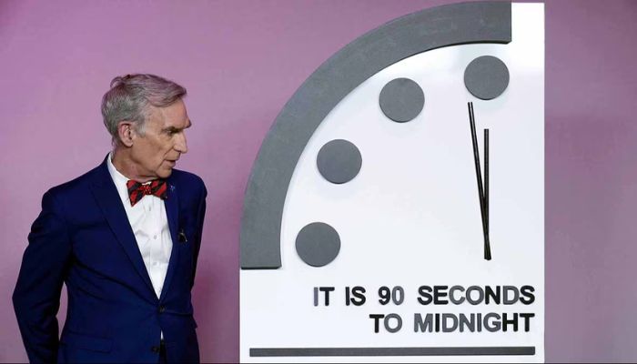क्या है Doomsday Clock, क्या सच में Doomsday Clock दुनिया के अंत की भविष्यवाणी करती है?