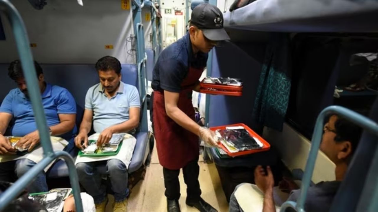 अगर ट्रेन में मिले गंदा या बासी खाना? रेलवे से तुरंत ऐसे लें मुआवज़ा