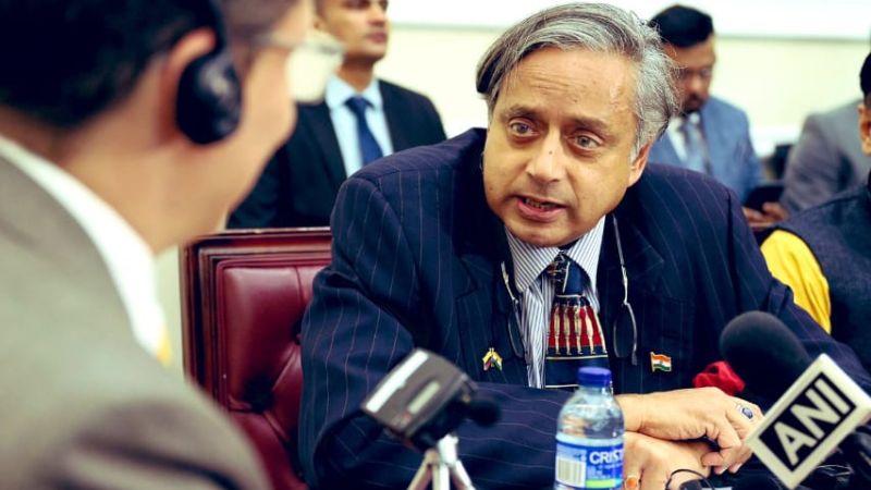 शशि थरूर ने हड़काया तो कोलंबिया ने बदला सुर, आतंकवाद के खिलाफ लड़ाई का किया समर्थन