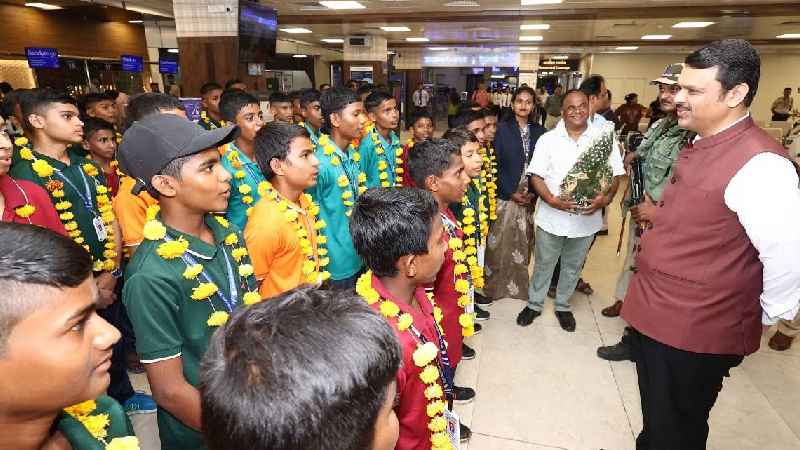 गढ़चिरौली के 120 बच्चों ने भरी इसरो के लिए ऐतिहासिक उड़ान, छात्रों से मिलकर सीएम ने दीं शुभकामनाएं