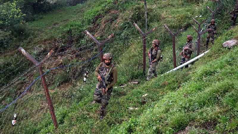 Jammu Kashmir: राजौरी में LoC पर घुसपैठ की कोशिश, आतंकी ठिकाने को सेना ने किया ध्वस्त, गोलाबारूद बरामद