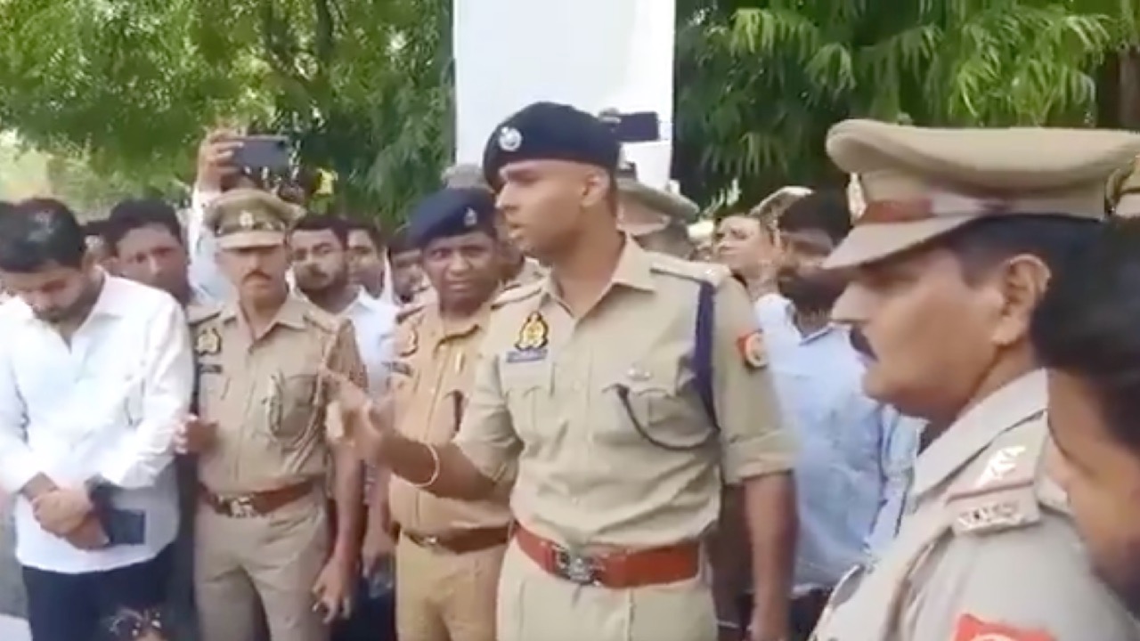 अलीगढ़ में मीट व्यापारियों पर हमले में कार्रवाई का विरोध, SSP ऑफिस पर हंगामा, पुलिस कप्तान बोले- दबाव नहीं बना पाओगे