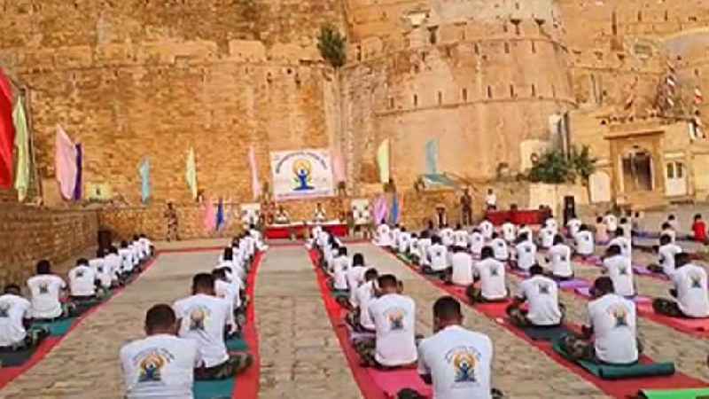 राजस्थान: जैसलमेर के सोनार किले में BSF की ओर से किया गया योगाभ्यास, लोगों को योग के प्रति जागरूकता बढ़ाने का दिया संदेश