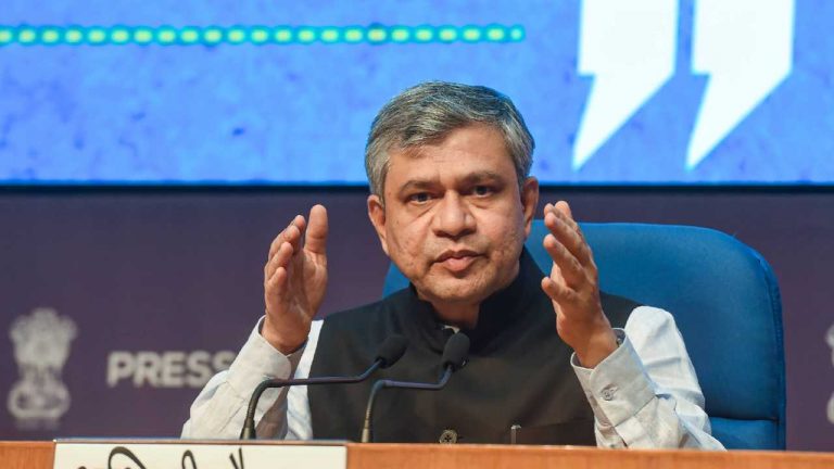 BSF जवानों को खराब ट्रेन देने के मामले में रेल मंत्री का सख्त एक्शन, लापरवाही के आरोप में 4 अधिकारी सस्पेंड