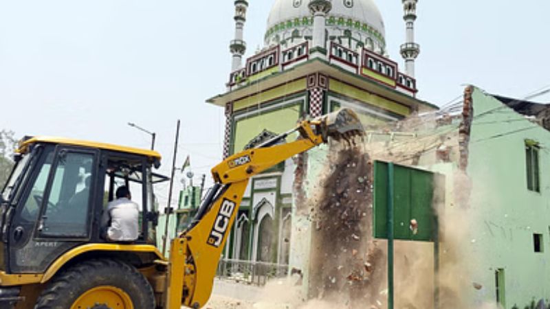 संभल में सरकारी जमीन पर बनी थी मस्जिद, योगी प्रशासन ने चला दिया बुलडोजर