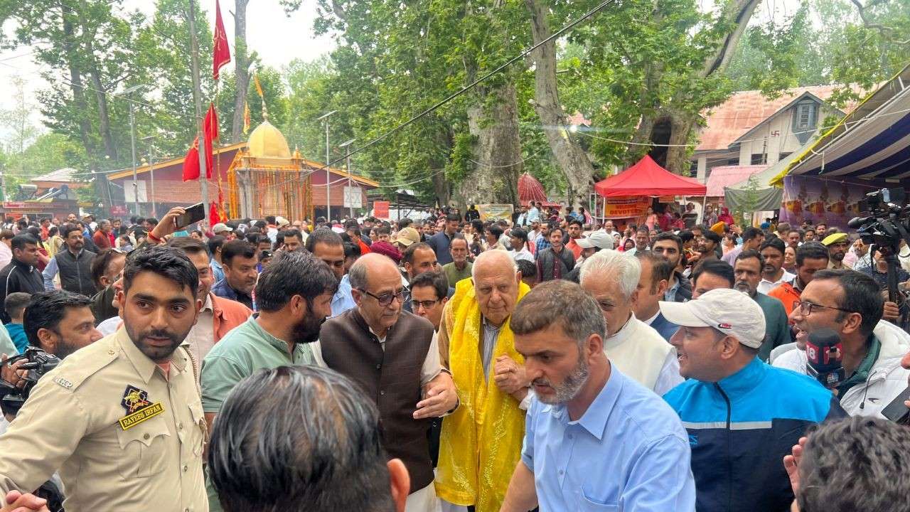 जम्मू और कश्मीर के विश्व प्रसिद्ध खीर भवानी मेले में पहुंचे फारूक अब्दुल्ला, लगाए 'भोलेनाथ जिंदाबाद' के नारे, VIDEO वायरल
