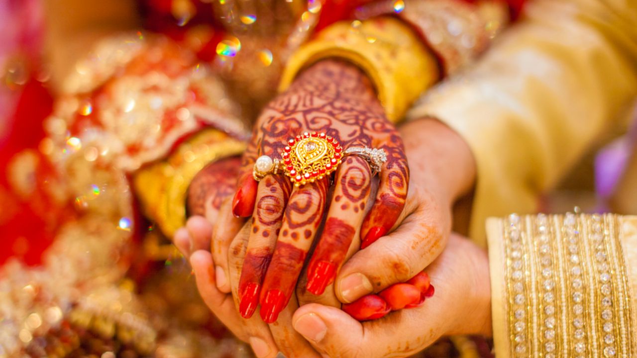 शादी करें और पाएं 10 लाख! जानिए किस राज्य की सरकार दे रही है ये तोहफा