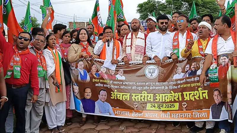 झारखंड: BJP ने किया आक्रोश प्रदर्शन, हेमंत सरकार पर लगाए कई गंभीर आरोप