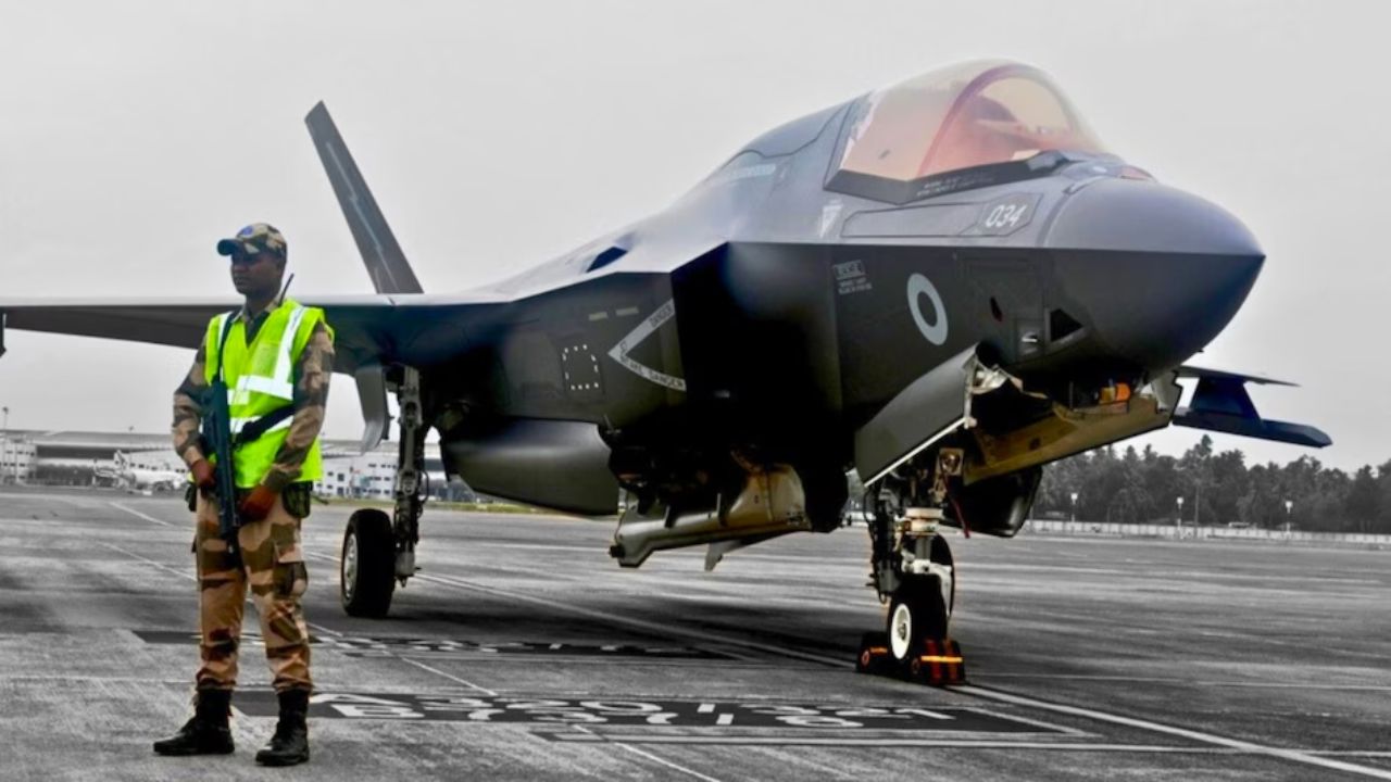 केरल में खड़े F-35 B फाइटर जेट को ले जाने में फेल रहा ब्रिटेन, अब हैंगर में ले जाने की मानी भारत की बात, अब यहीं होगी मरम्मत