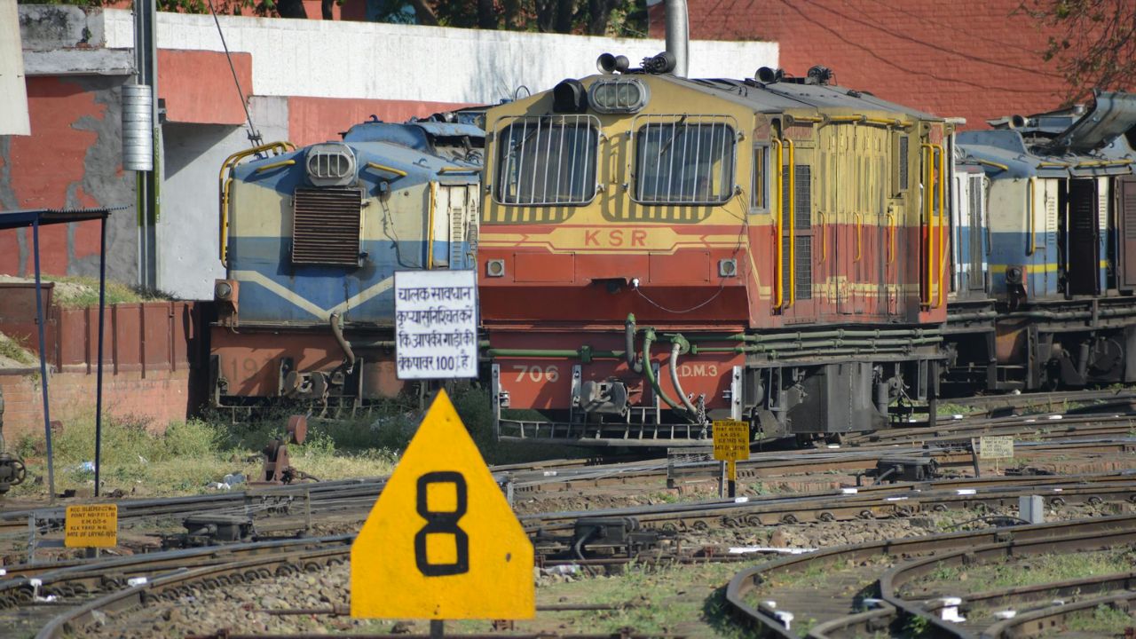 Railway Facility: खराब खाना, गंदी सीटें और बदसलूकी पर नजर – ट्रेन में सवार होंगे रेलवे अधिकारी