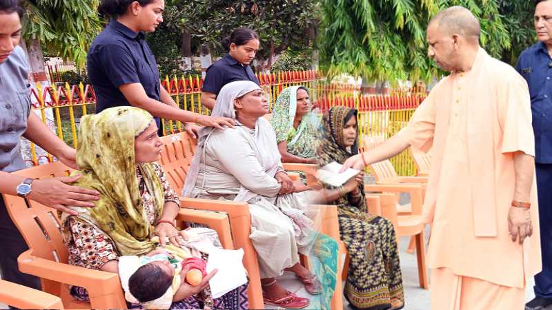 गोद में बीमार बच्ची को लेकर जनता दर्शन में पहुंची महिला, फरियाद सुनकर भावुक हुए CM योगी ने कर दिया बड़ा ऐलान