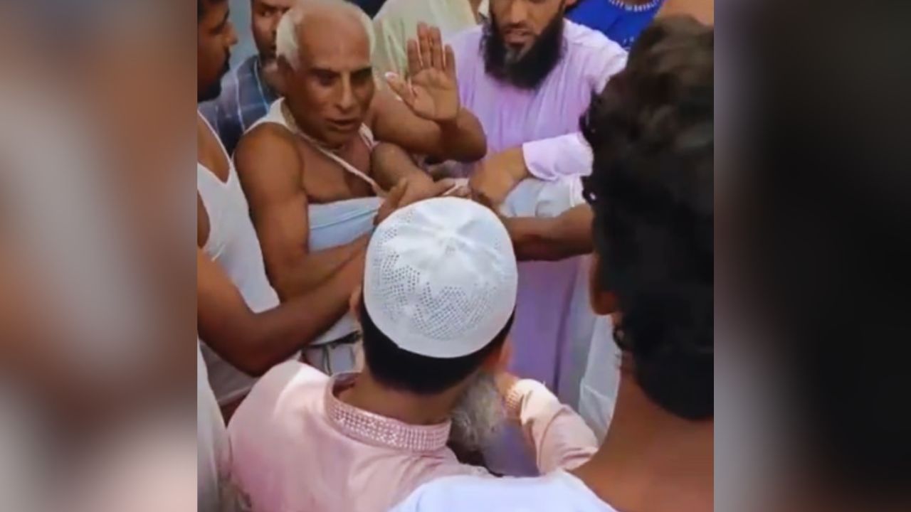 बांग्लादेश में बुजुर्ग हिंदू नाई पर पहले लगाया झूठा ईशनिंदा का आरोप, फिर इस्लामी कट्टरपंथियों से पिटवाया, बेटे को भी घेर कर मारा, VIDEO वायरल