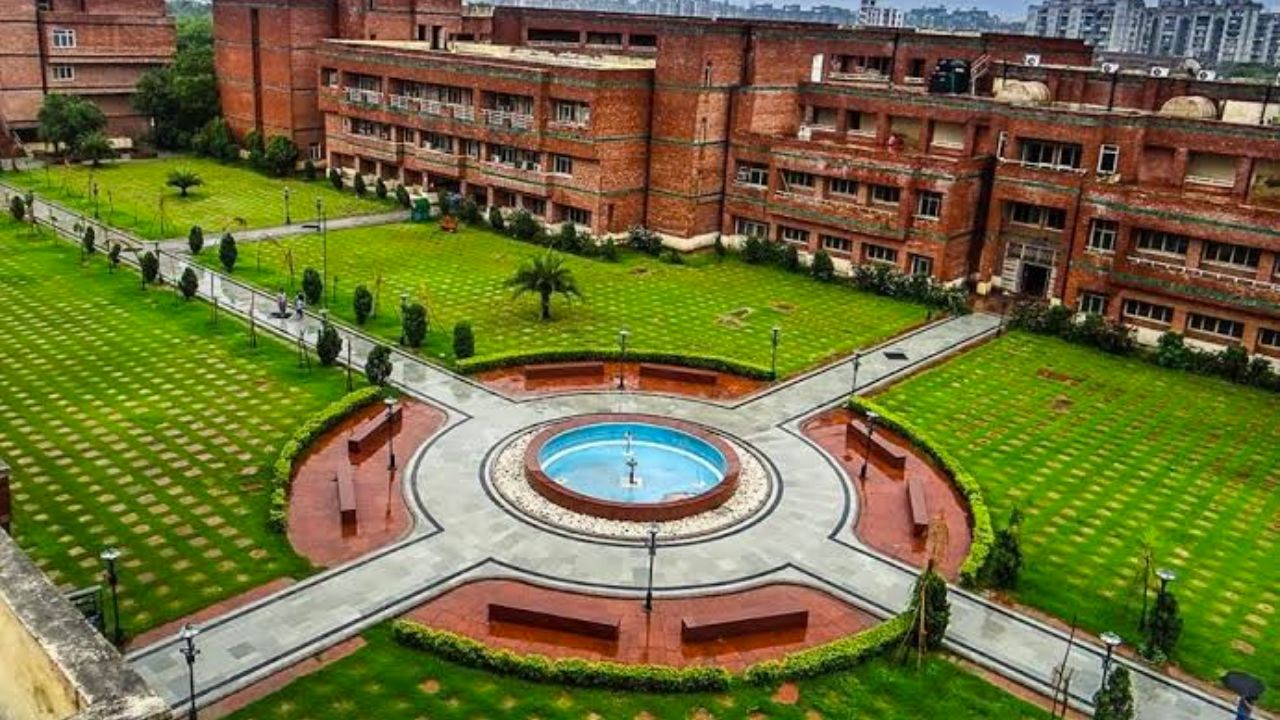 सिलेबस से बाहर हुआ हिंदू राष्ट्रवाद और इस्लाम का अध्ययन, DU में बड़ा बदलाव