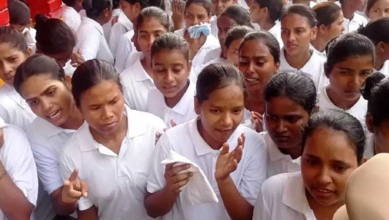 गोरखपुर में पुलिस ट्रेनिंग सेंटर में अव्यवस्थाओं को लेकर महिला अभ्यर्थियों का हंगामा, सड़क जाम कर किया प्रदर्शन
