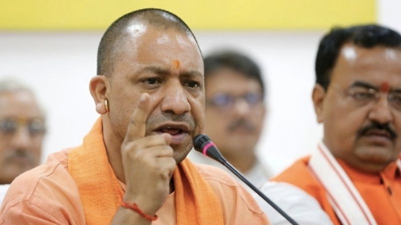 UP में सोशल मीडिया पर फेक अकाउंट बनाने वालों की अब खैर नहीं, सीएम योगी ने अफसरों को दिए आदेश, होगा सख्त एक्शन