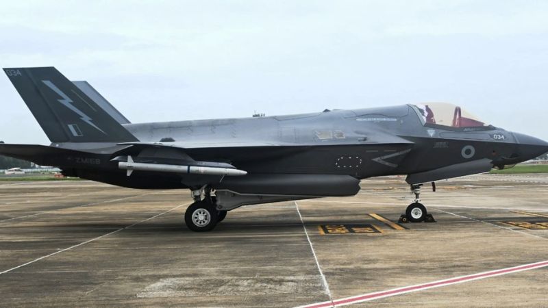F-35B: आसमान का बादशाह, जमीन पर डाले हथियार...उड़ना भी मुश्किल, केरल से कबाड़ की तरह टुकड़ों में ले जाएगा ब्रिटेन, अमेरिका भी बेबस