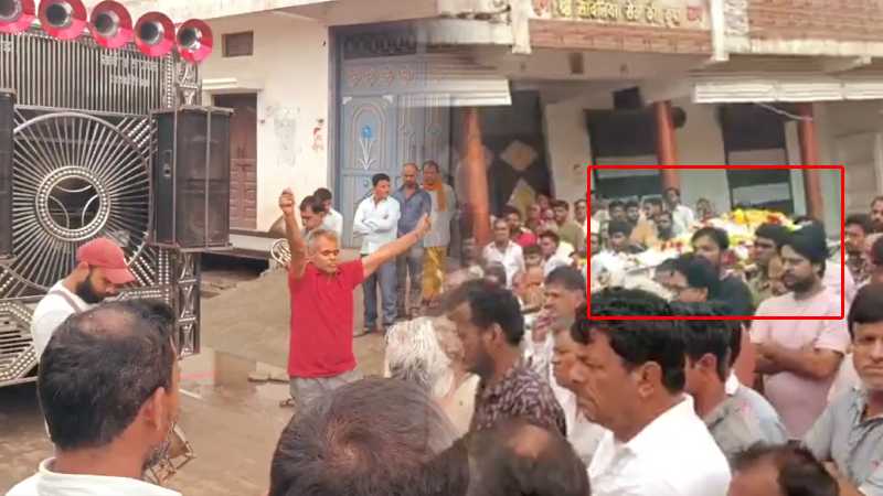 मंदसौर में अनोखी शवयात्रा: दोस्त की आख़िरी इच्छा पूरी करने के लिए झूमे लोग, डांस करते हुए दी अंतिम विदाई