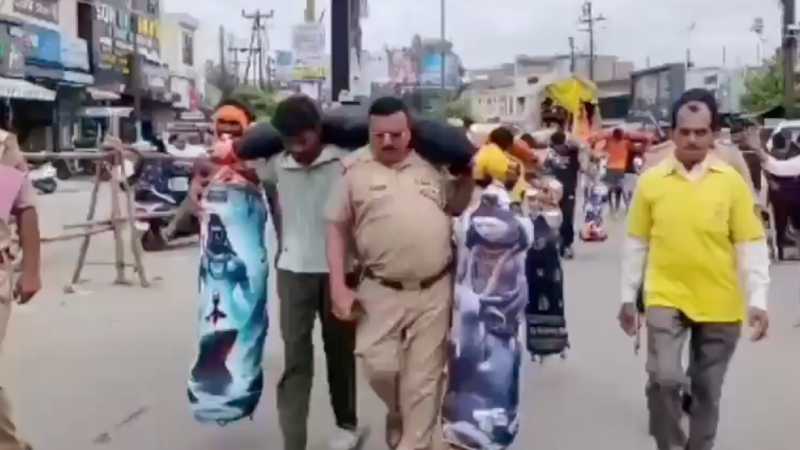 लड़खड़ाया कांवड़िया तो इंस्पेक्टर ने संभाला...कांवड़ उठाकर पेश की सेवा और समर्पण की मिसाल, हर तरफ हो रही है तारीफ