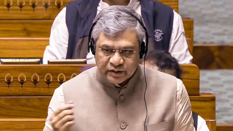 '2025 में सिर्फ 3 हादसे हुए...', रेल मंत्री अश्विनी वैष्णव ने ट्रेन दुर्घटना में आई गिरावट पर कहा - यात्रियों की सुरक्षा सुनिश्चित करने के लिए कई कदम उठाए गए