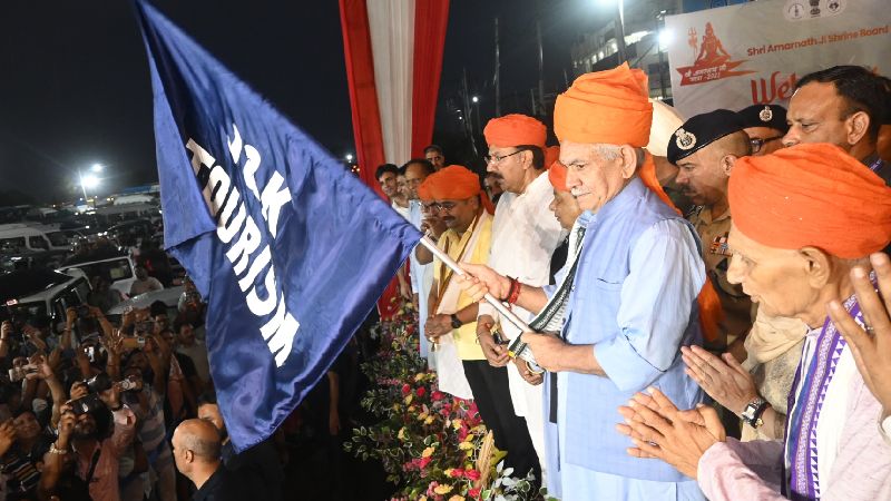 अमरनाथ यात्रा का शुभारंभ: LG मनोज सिन्हा ने पहले जत्थे को दिखाई हरी झंडी, गूंजे हर-हर महादेव के नारे