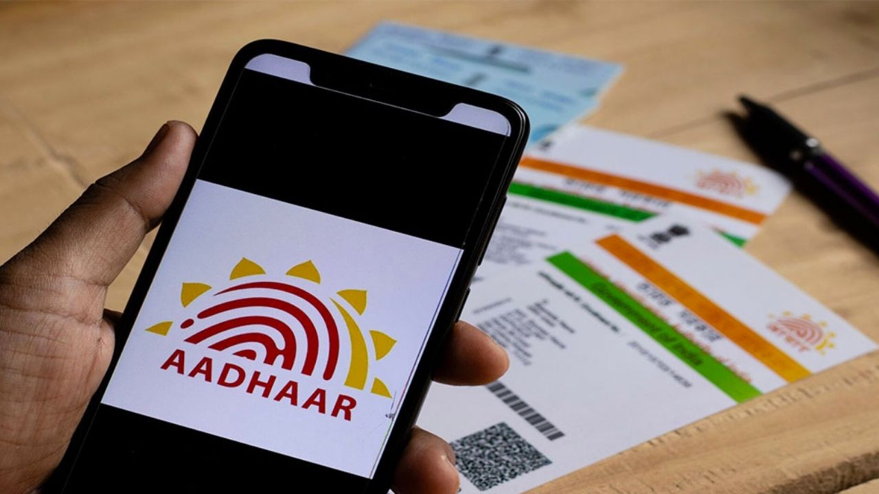आधार कार्ड हो गया है डिएक्टिवेट? घबराएं नहीं, फिर से हो सकता है ऐसे चालू