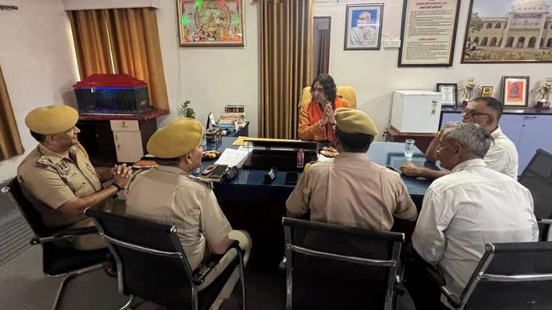 थानेदार की कुर्सी पर बैठकर बीजेपी विधायक ने झाड़ा रौब, 'माथा फोड़ देंगे, महाराज कहते हो मुझे', बालमुकुंद आचार्य का Video वायरल 5