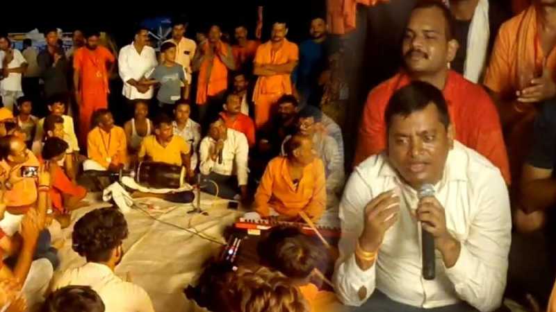 श्रावण मास की भक्ति में डूबे एसडीएम अजय कुमार, कांवरियों संग गाया भजन, वायरल हुआ वीडियो