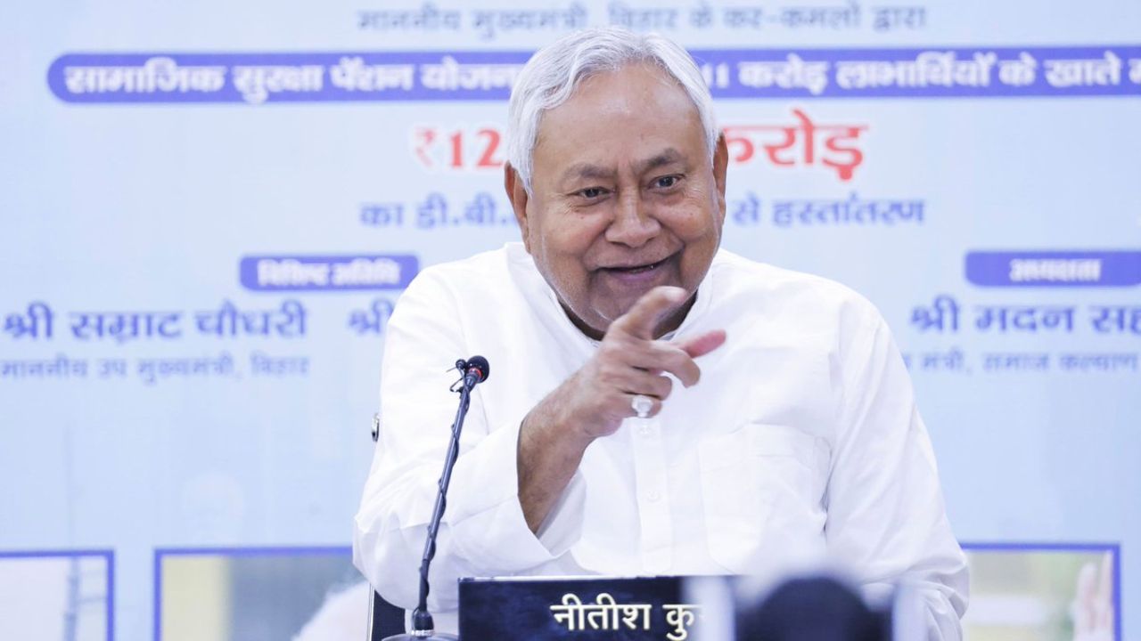 फ्री बिजली, लाखों भर्तियां, नियुक्ति में महिला आरक्षण से लेकर पेंशन में बढ़ोतरी तक...17 दिन में 10 बड़े फैसले लेकर नीतीश कुमार ने पलट दिया पूरा समीकरण!