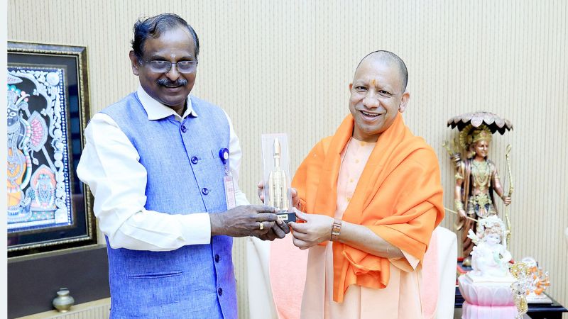 सीएम योगी से मिले ISRO चीफ, UP को मिलेगी सैटेलाइट, अब आकाशीय बिजली गिरने से पहले मिलेगा अलर्ट