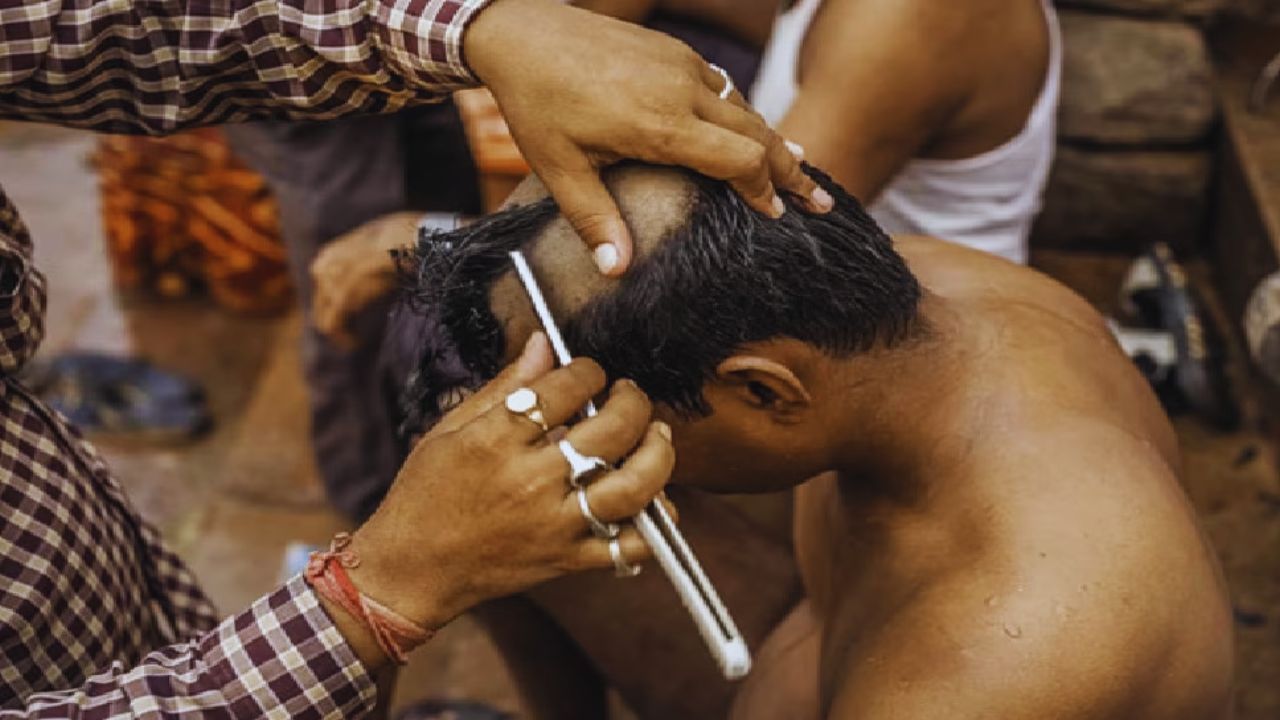 परिजन की मृत्यु के बाद घर के पुरुष सदस्य क्यों मुंडवाते हैं सिर? इसके पीछे का कारण हर सनातनी को होना चाहिए पता