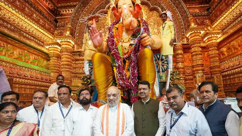 गणेश उत्सव के बीच मुंबई पहुंचे केंद्रीय गृहमंत्री अमित शाह, CM फडणवीस के साथ किए लालबाग के राजा के दर्शन