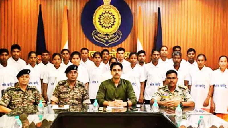 बस्तर में बड़ी कामयाबी: 55.50 लाख के इनामी 29 नक्सलियों ने किया आत्मसमर्पण