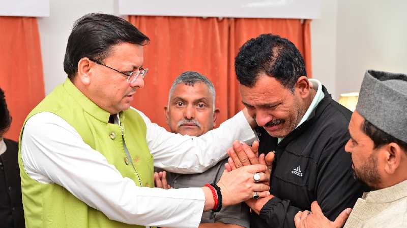 सीएम धामी ने आपदा से प्रभावित लोगों के परिजनों से की मुलाकात, बोले- सरकार हर परिवार के साथ खड़ी है