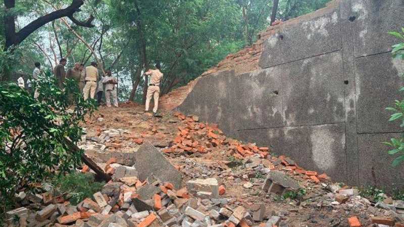 दिल्ली: भारी बारिश के कारण वसंत विहार में दीवार गिरी, दो बच्चों की मौत