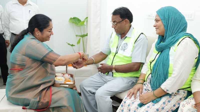 सीएम रेखा गुप्ता ने जनसेवा सदन में सफाईकर्मियों को बांधी राखी, 1 अगस्त से 31 अगस्त दिल्ली सरकार चलाएगी सफाई अभियान