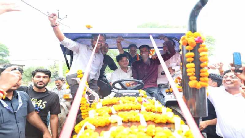 शिवपुरी में बाढ़ पीड़ितों की जान बचाने वाले गिरिराज से सिंधिया ने किया वादा, 12 घंटे में निभाया; बोले - 'अब यह मेरा भी बेटा है'