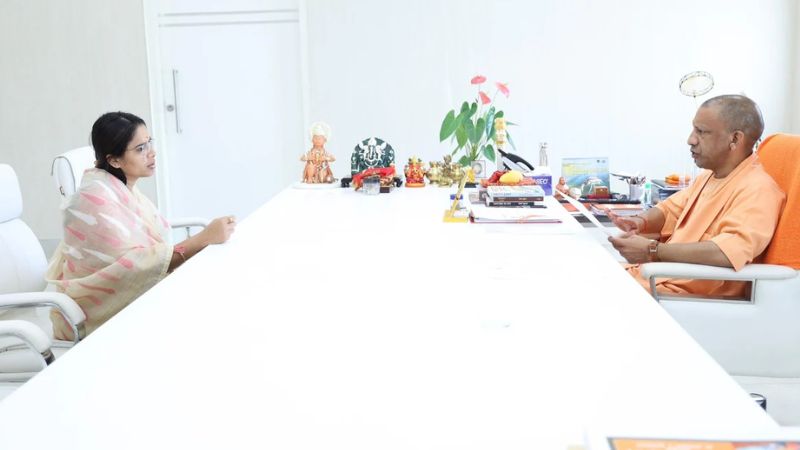 सपा से निष्कासित विधायक पूजा पाल ने सीएम योगी से की मुलाकात, विधानसभा सत्र में की थी तारीफ, बीजेपी ज्वाइन करने की चर्चा तेज