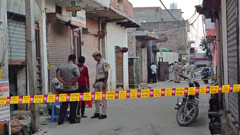 कलयुगी छोटे बेटे ने मां-बाप और बड़े भाई को मौत के घाट उतारा, खून से लथपथ मिला शव, ट्रिपल मर्डर से दहली दिल्ली