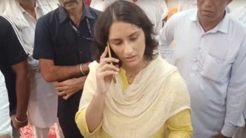 'कौन बोल रहा है...' विनेश फोगाट से फोन पर SHO की तीखी बहस, विधायक बोली – दिन में भी शराब पीता है क्या?