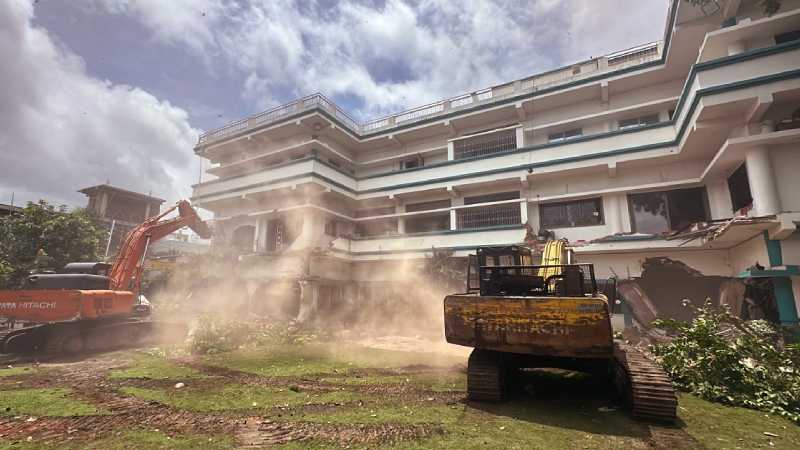 भोपाल में गिरा ‘मछली साम्राज्य’ का आख़िरी किला: 22 करोड़ की कोठी पर चला बुलडोज़र